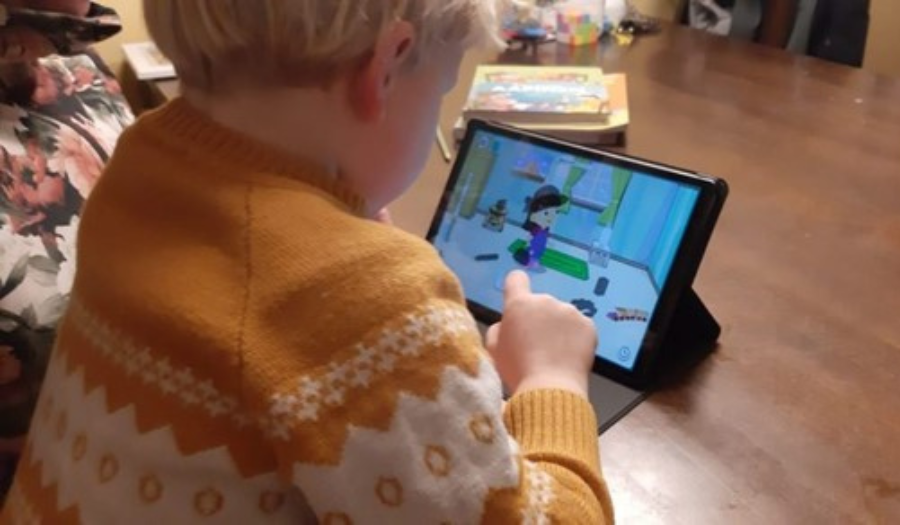 Lapsi pelaa Moomin Language Schoolin oppimissovelluksella
