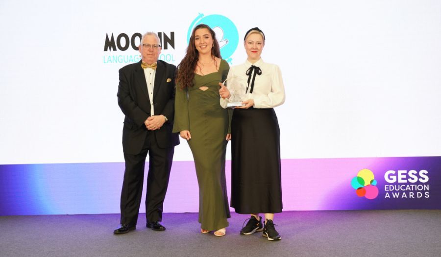 Moomin Language Schoolin toimitusjohtaja lavalla Dubaissa vastaanottamassa GESS Award -palkinnon